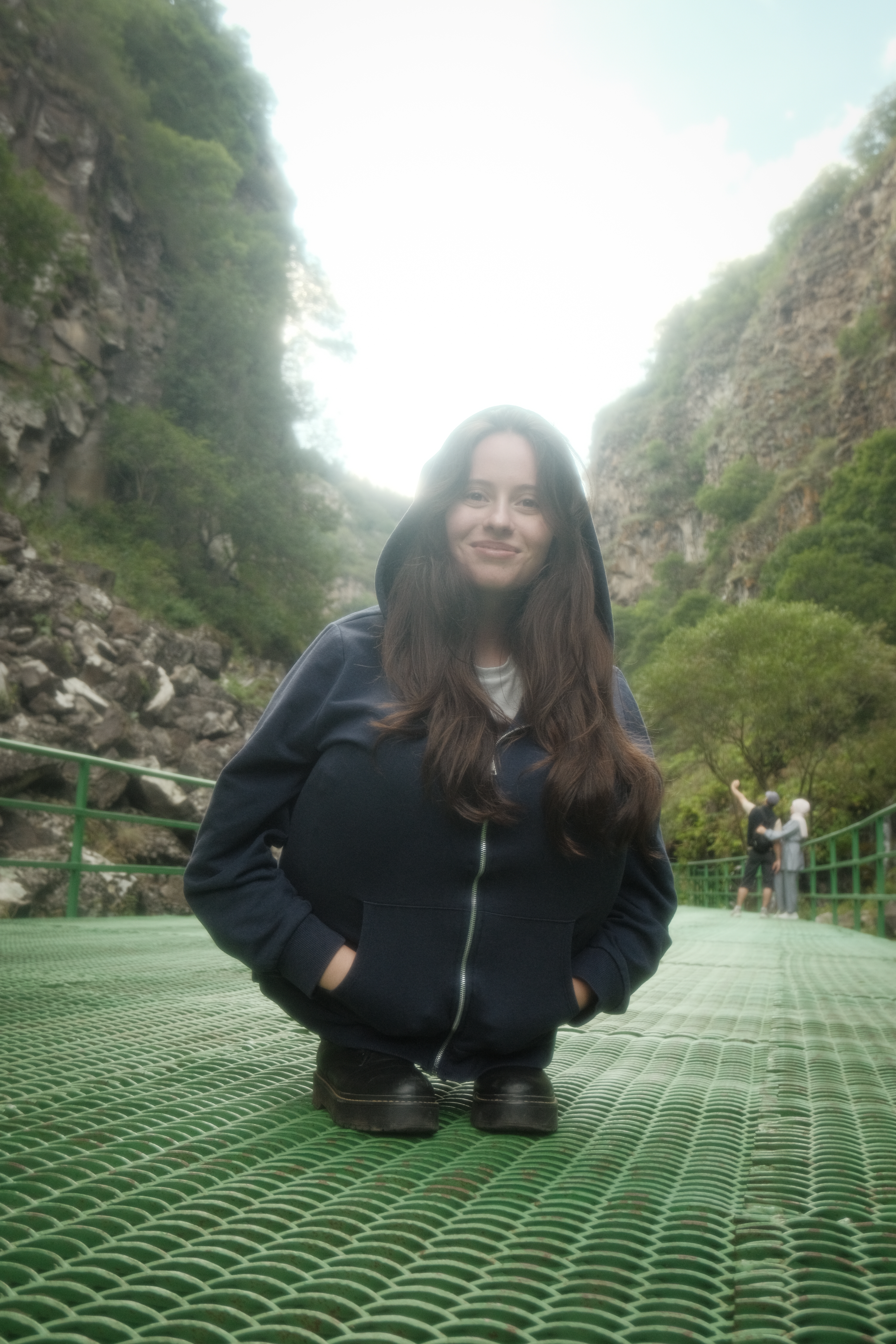 კიდევ იცუცქება